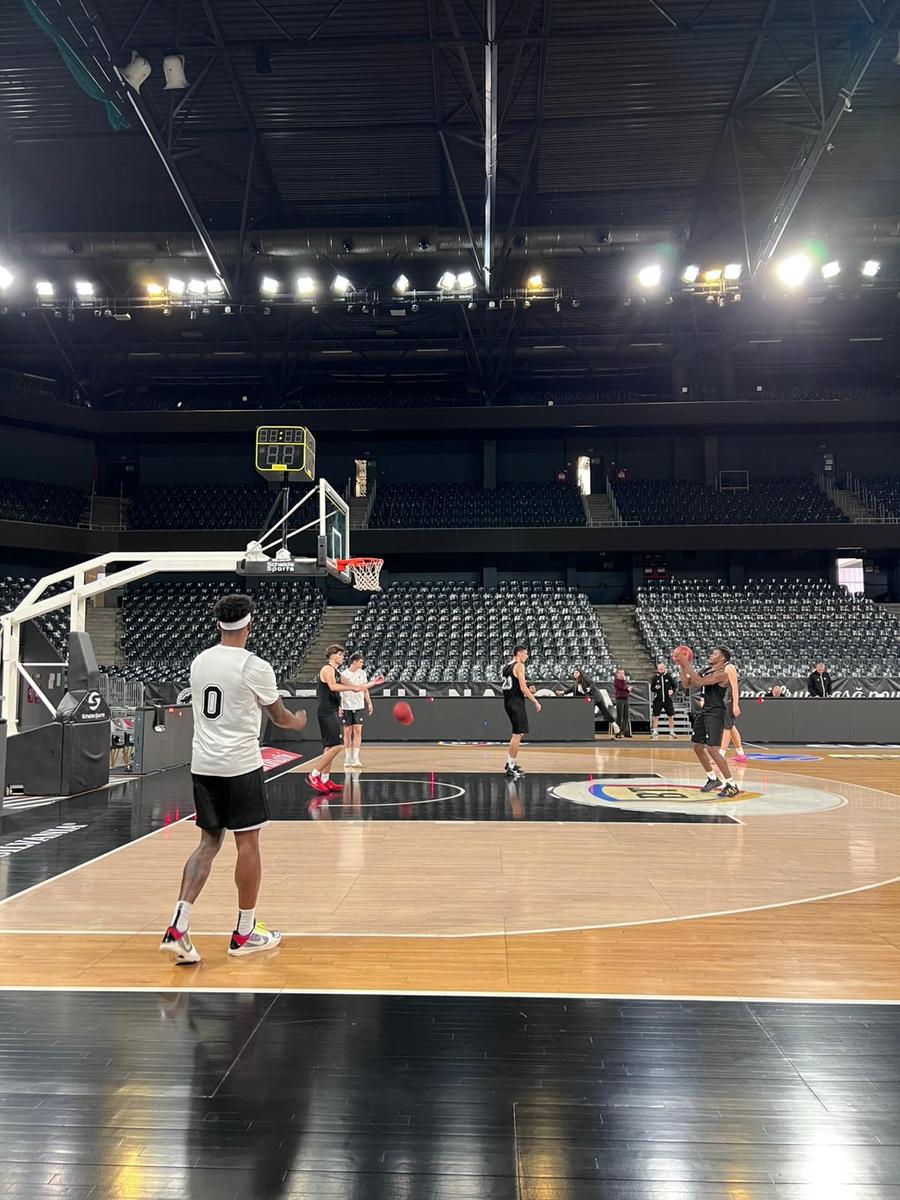 După ultimul antrenament înaintea confruntării cu Bahcesehir Istanbul, jucătorii alb-negrilor au mai rămas să exerseze aruncări/Foto: David Istrate (GSP) Văzută drept una din favorite la titlu, U-BT Cluj-Napoca are un meci foarte greu la startul noului sezon de EuroCup: „Putem învinge pe oricine”