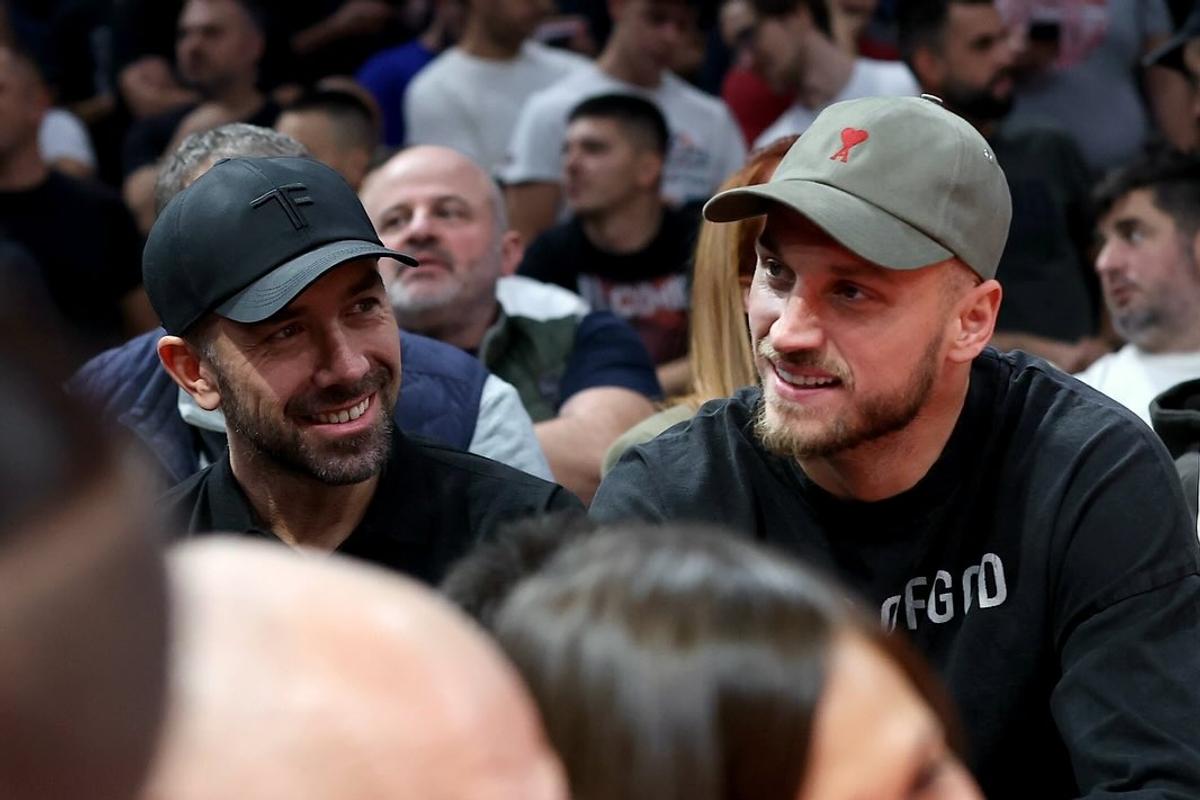 Pe lângă ele, nimeni nu s-a mai uitat la teren! Au „incendiat” Arena