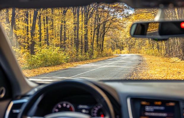 Ghid de evadare în toamna perfectă: Cum îți echipezi mașina pentru orice plan de weekend?