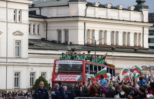 Primire spectaculoasă pentru naționala Bulgariei, după argintul de la Mondialul de volei: mii de oameni, aplauze în Parlament și cadouri de la Patriarhul Daniil