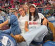 Cântăreața Edita Aradinovic și Sofia Sasic (stânga) au „incendiat” Arena din Belgrad. Foto: Instagram