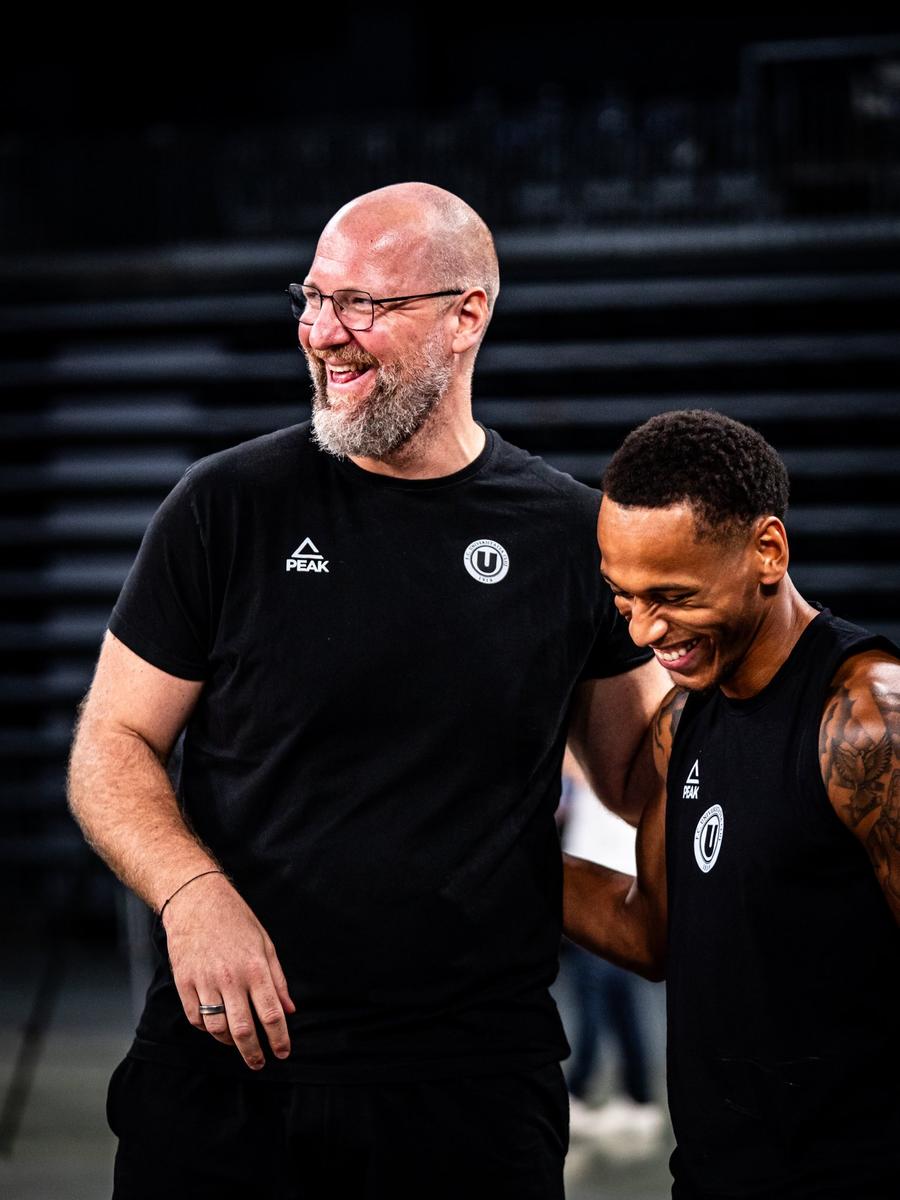 Mihai Silvășan și Daron Russell/Foto: Facebook (U-BT Cluj-Napoca) Văzută drept una din favorite la titlu, U-BT Cluj-Napoca are un meci foarte greu la startul noului sezon de EuroCup: „Putem învinge pe oricine”