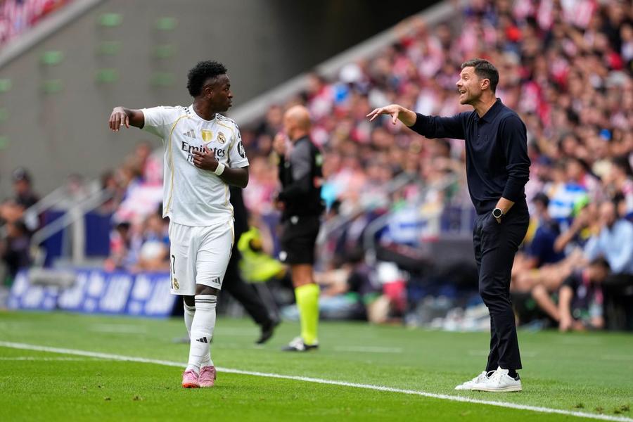 Antrenorul Xabi Alonso e primul care a avut curaj să-l treacă pe Vinicius Jr. pe banca de rezerve la Real Madrid / Foto: Imago Vinicius Jr. i-a dat un ultimatum lui Florentino Perez! » „O să prelungesc cu Real Madrid cu o singură condiție”