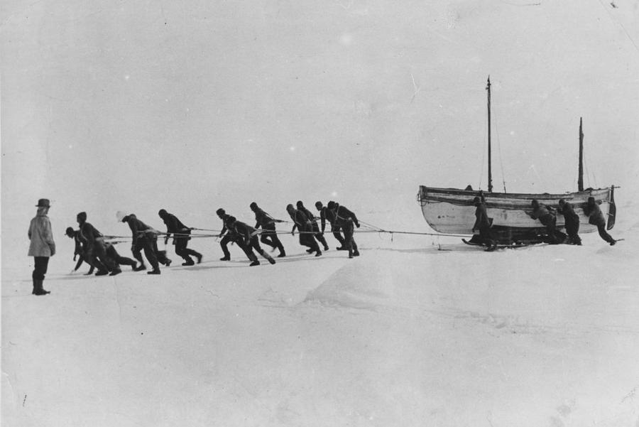 Membrii expediției lui Ernest Shackleton trag o barcă de salvare după ce corabia Endurance a fost zdrobită de ghețuri Foto: Guliver / Getty Images Sindromul celui de-al Treilea Om: când cei aflați în primejdie primesc un ajutor din partea unei forțe pe care nu o pot explica » Alpiniștii experimentează deseori această senzație, între înger salvator și mecanism psihologic antitraumă