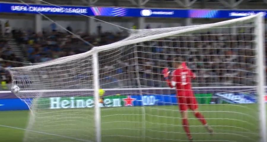 Neuer este învins cu un șut de la distanță de Orsic în partida Pafos - Bayern 1-5 / Foto: Captură TV Căpitanul lui Bayern, iritat de un reporter german » „Să îți fie rușine! Poți să mă critici numai dacă jucai fotbal”