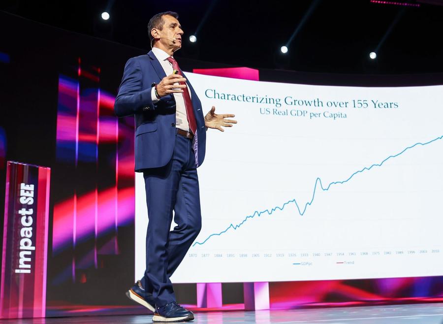 lian Mihov, economist și fost decan al INSEAD Impact SEE'26 | Ryan Reynolds: „Trebuie să fii dispus să nu fii bun la ceva pentru a ajunge, în timp, să fii bun”