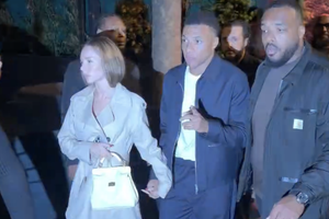 Accidentat, Kylian Mbappe se distrează la Paris cu iubita » Spaniolii dezvăluie: „E un mister! De două zile nu mai vine la baza Realului”