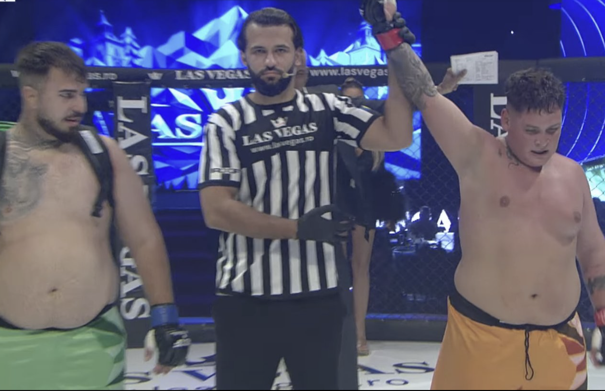Imaginile anului în sporturile de contact vin din România » S-au bătut în cușcă cu ghiozdanele de livratori în spate