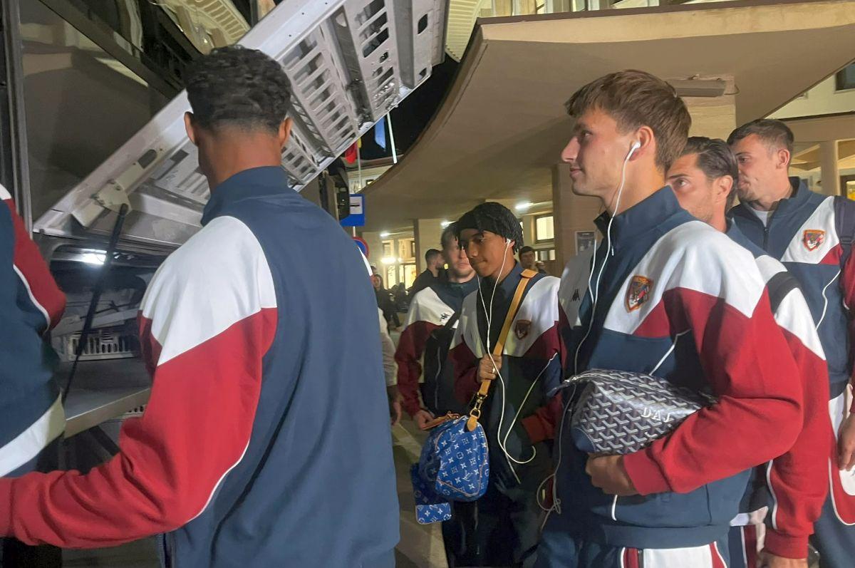 Genoa a aterizat la București pentru amicalul cu Rapid » Ce s-a întâmplat cu „fantoma” De Rossi