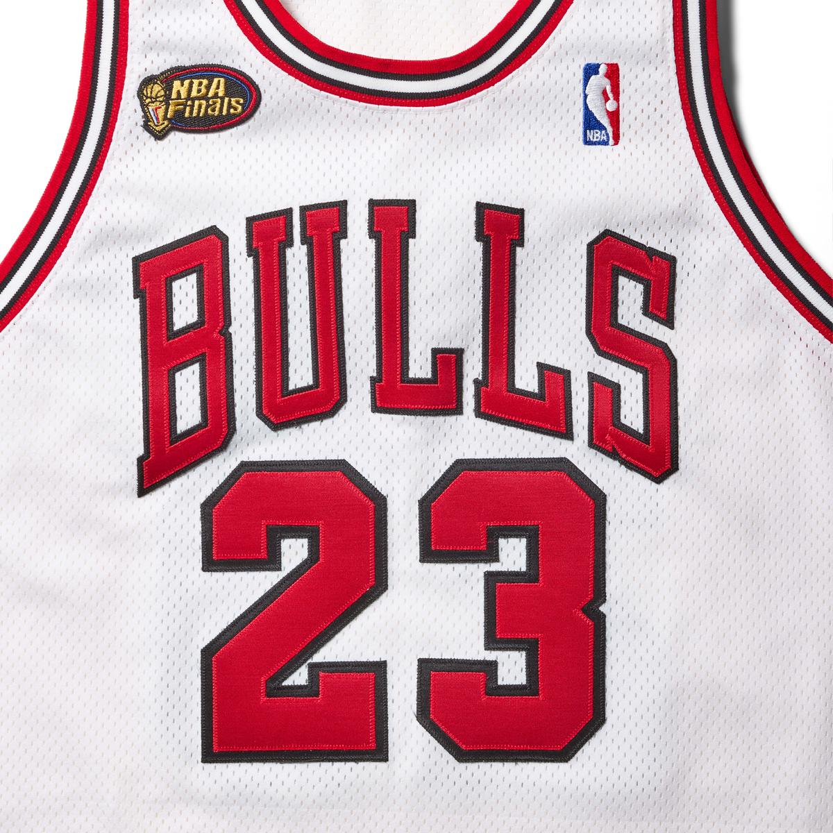 Fenomenul Michael Jordan! Peste 12 milioane de dolari pentru un maiou legendar
