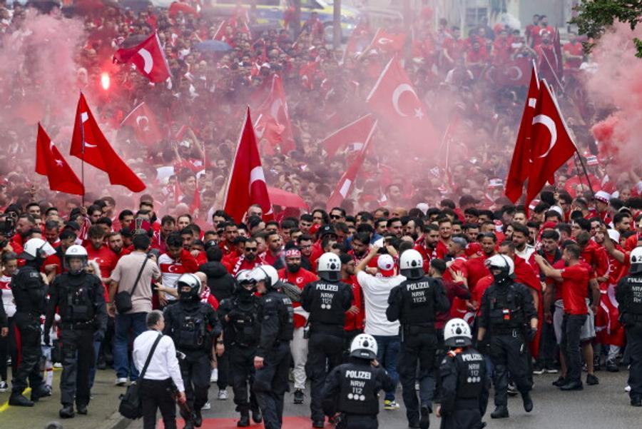 Măsuri stricte pentru fanii turci care vin la meciul împotriva Belgiei // foto: imago images Meci cu grad ridicat de risc în Liga Națiunilor » Suporterii vor fi escortați la stadion