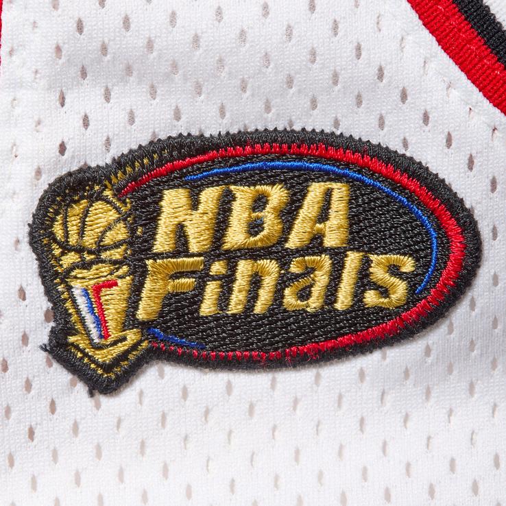 Maioul lui Michael Jordan din meciul 3 al finalei din 1998, vândut pe 12,6 milioane de dolari/Foto: joopiter.com
