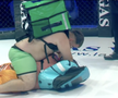 Imaginile anului în sporturile de contact vin din România » S-au bătut în cușcă cu ghiozdanele de livratori în spate