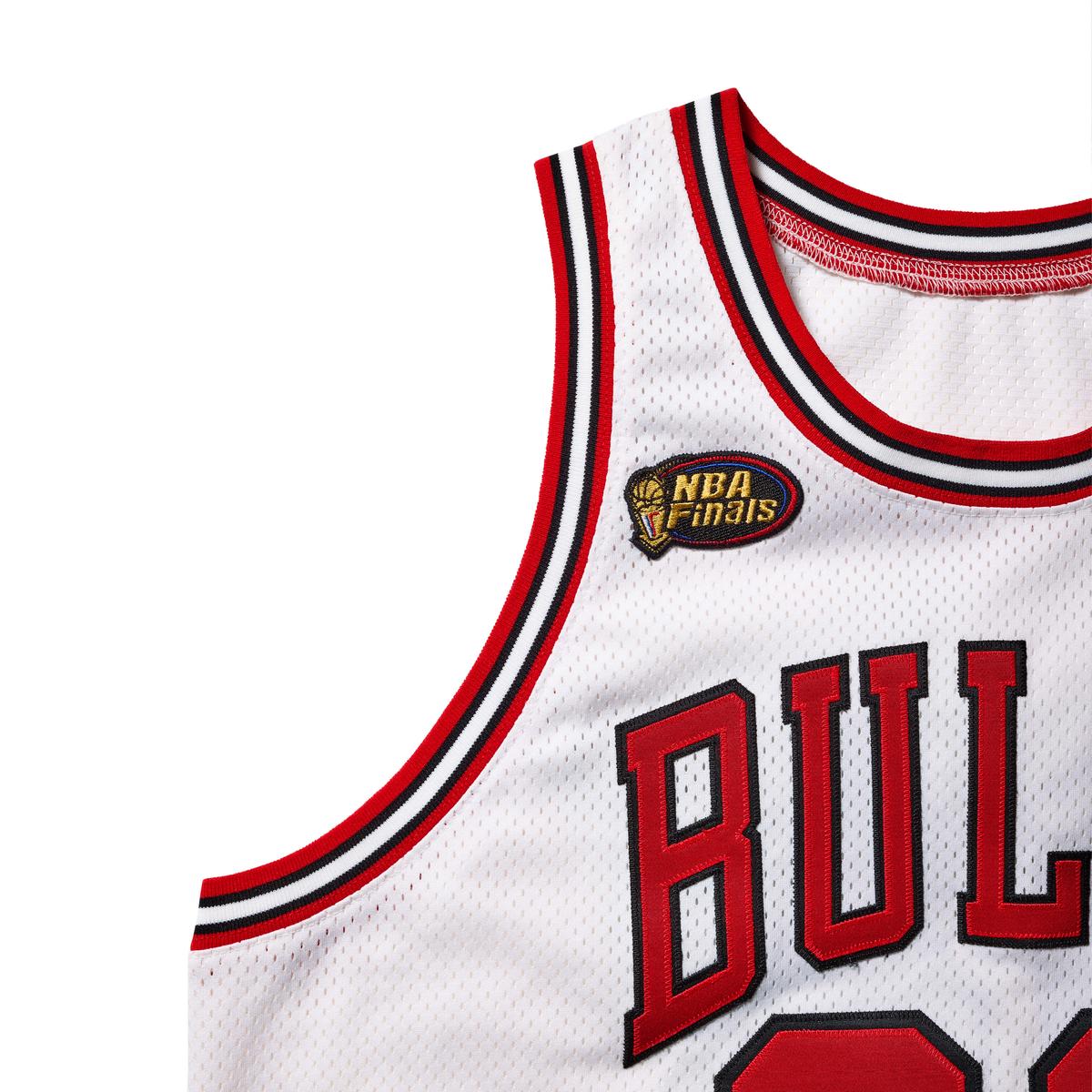 Fenomenul Michael Jordan! Peste 12 milioane de dolari pentru un maiou legendar