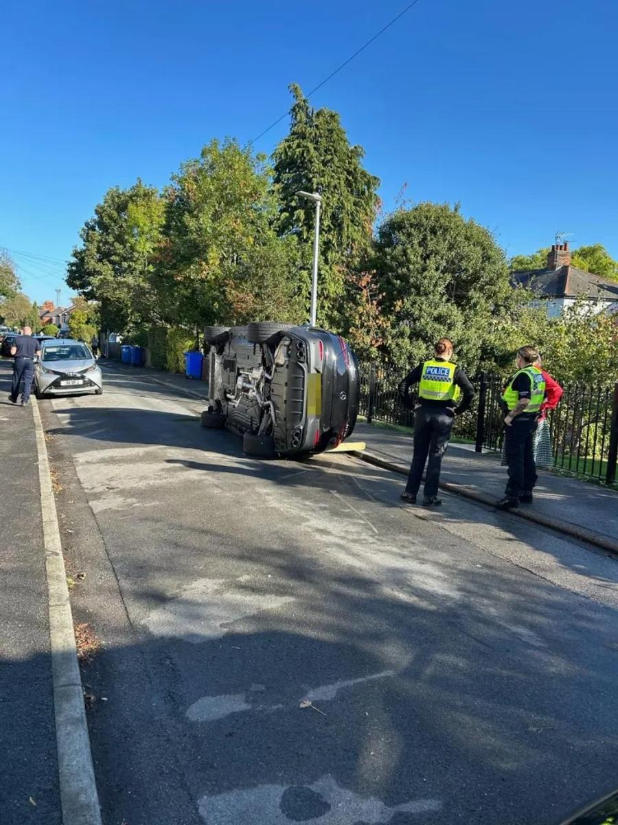 Imagine cu Mercedesul răsturnat pe-o parte / Foto: X O altă vedetă de la Hull City s-a răsturnat cu mașina