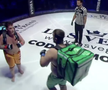 Imaginile anului în sporturile de contact vin din România » S-au bătut în cușcă cu ghiozdanele de livratori în spate