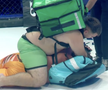 Imaginile anului în sporturile de contact vin din România » S-au bătut în cușcă cu ghiozdanele de livratori în spate