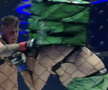 Imaginile anului în sporturile de contact vin din România » S-au bătut în cușcă cu ghiozdanele de livratori în spate