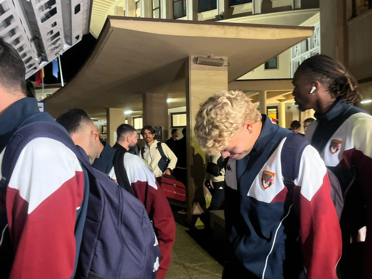 Genoa a aterizat la București pentru amicalul cu Rapid » Ce s-a întâmplat cu „fantoma” De Rossi