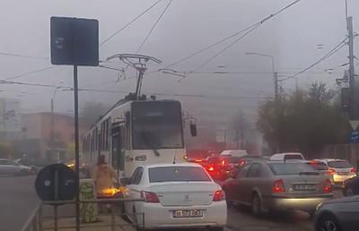 VIDEO „Mută TRAMVAIUL!” » Numai în București: o şoferiţă a produs clipul anului + Poliția nu a comunicat nicio sancțiune!