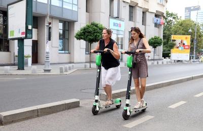 INTERZIS pe trotuare! Cum a reglementat Franța trotinetele electrice: ești de acord?