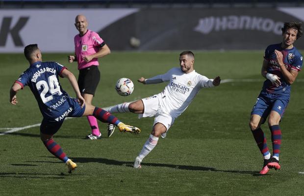 REAL MADRID - HUESCA 4-1. VIDEO Eden Hazard, gol după 392 de zile! Sergio Ramos, 500 de apariții în La Liga!