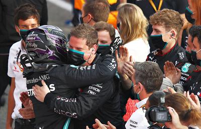 Record în Formula 1: Mercedes, campioană pentru a 7-a oară! O depășește pe Ferrari după ce Hamilton s-a impus în MP de la Imola