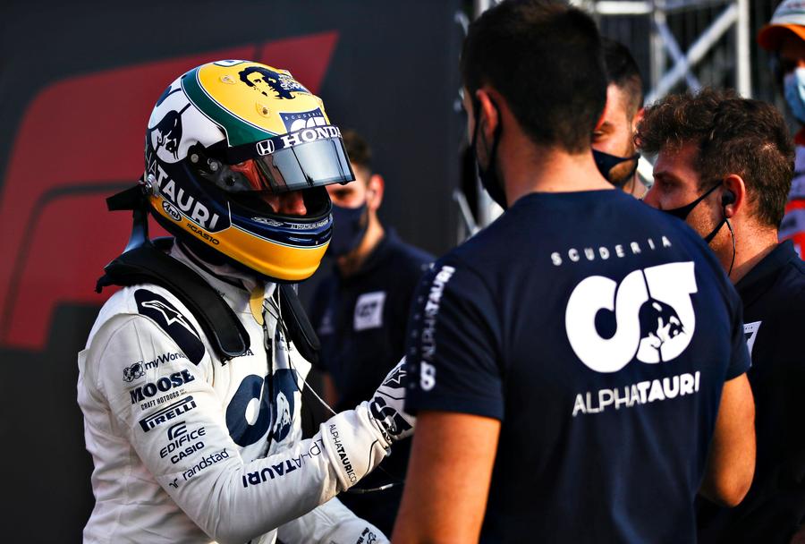 Casca dedicată lui Senna Record în Formula 1: Mercedes, campioană pentru a 7-a oară! O depășește pe Ferrari după ce Hamilton s-a impus în MP de la Imola