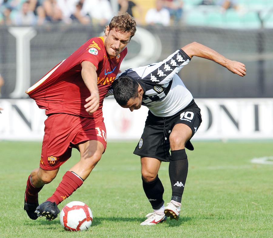 Francesco Totti și Paul Codrea în duel pentru minge, în Serie A. Sursă: GettyImages EXCLUSIV Paul Codrea, interviu incomod despre problemele fotbalului românesc: „Nu puteam accepta ca oamenii puși politic la un club să-mi spună ce să fac!” + povești savuroase din Italia