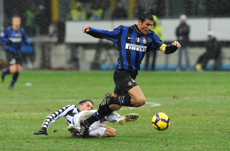 Codrea încearcă să-l oprească pe Zanetti, într-un meci cu Inter. Sursă: GettyImages EXCLUSIV Paul Codrea, interviu incomod despre problemele fotbalului românesc: „Nu puteam accepta ca oamenii puși politic la un club să-mi spună ce să fac!” + povești savuroase din Italia