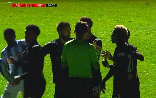 Viitorul a câștigat la „masa verde” partida cu Viitorul, după ce nocturna arenei „Emil Alexandrescu” s-a stins pentru a doua oară. Primarul Mihai Chirica a dezvăluit niște amănunte incredibile.