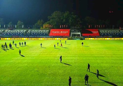 Viitorul a câștigat la „masa verde” partida cu Viitorul, după ce nocturna arenei „Emil Alexandrescu” s-a stins pentru a doua oară. Ion Crăciunescu spune că decizia luată de Horia Mladinovici este perfect regulamentară.