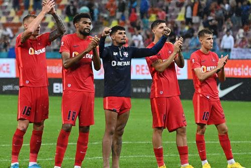 Tavi Popescu (ultimul de la stânga la dreapta) nu mai e pe lista căpitanilor la FCSB