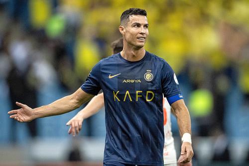 Cristiano Ronaldo a făcut nervos semne de schimbarea arbitrului către banca de rezerve. Foto: Imago Images