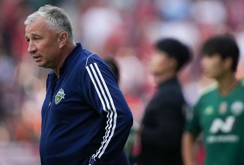 Dan Petrescu (55 de ani) nu este mulțumit nici după calificarea cu Jeonbuk în finala Cupei din Coreea de Sud. / FOTO: Facebook