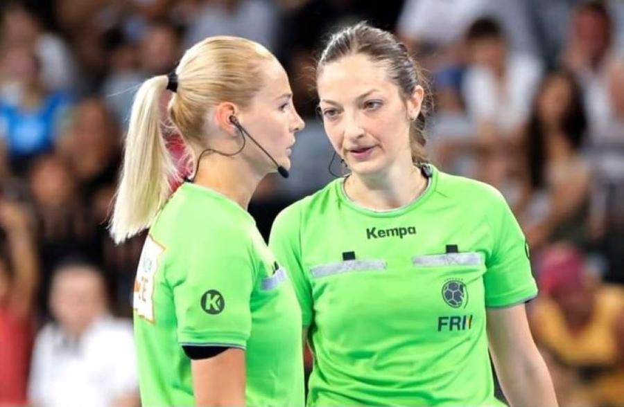 Simona Stancu și Cristina Lovin sfătuindu-se în timpul unui meci Foto Sorin Pană Arbitre de elită » Cristina Lovin și Simona Stancu vor oficia la al treilea Campionat Mondial consecutiv