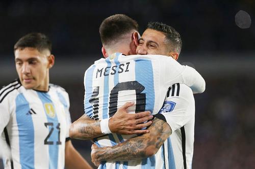 Angel Di Maria, îmbrățișându-l pe Lionel Messi // foto: Guliver/gettyimages