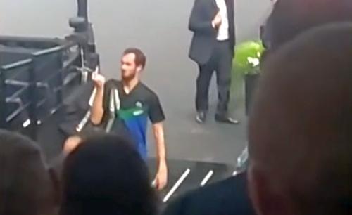 Daniil Medvedev (27 de ani, #3 ATP) le-a arătat degetul mijlociu fanilor prezenția la Paris, la meciul cu Grigor Dimitrov
