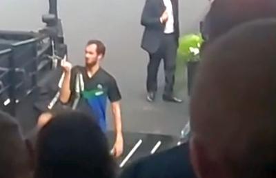 Încă un scandal cu Medvedev! Le-a arătat degetul mijlociu fanilor la Paris » Explicația ironică a rusului