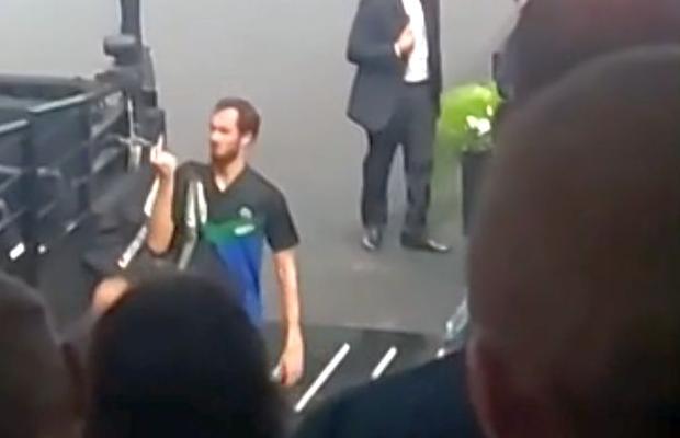 Încă un scandal cu Medvedev! Le-a arătat degetul mijlociu fanilor la Paris » Explicația ironică a rusului