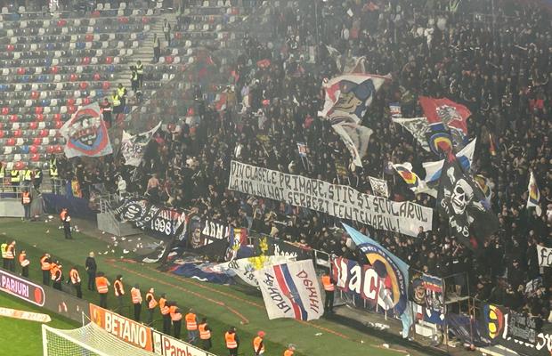 Război în bannere la derby-ul CSA Steaua - Rapid » „Tzancă Ungureanu” vs „Crescuți tot lângă palat”