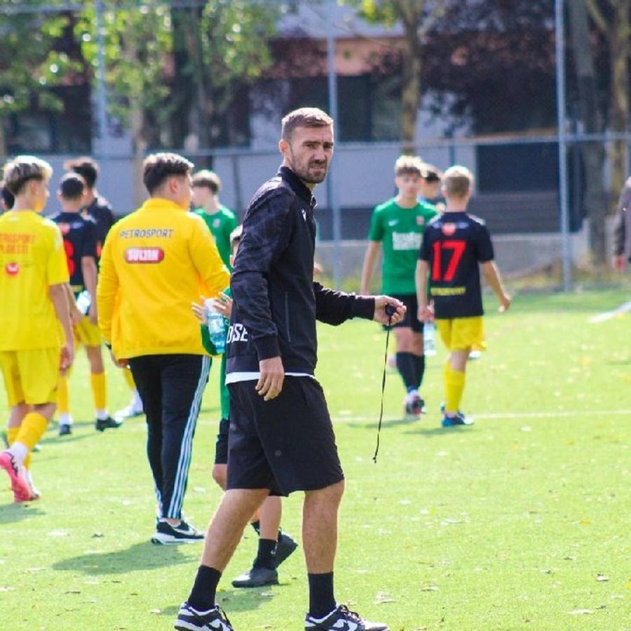 Două trofee a cucerit Alexe cu Dinamo: Cupa României și SuperCupa, ambele în 2012 „Aduceam 100-200 de jucători” » Au câștigat trofee cu Dinamo și s-au autopropus la club » Ce răspuns au primit: „M-ai atacat puțin și s-ar putea să-mi dau drumul la gură. Nu pot să-mi bat joc de copiii mei!”