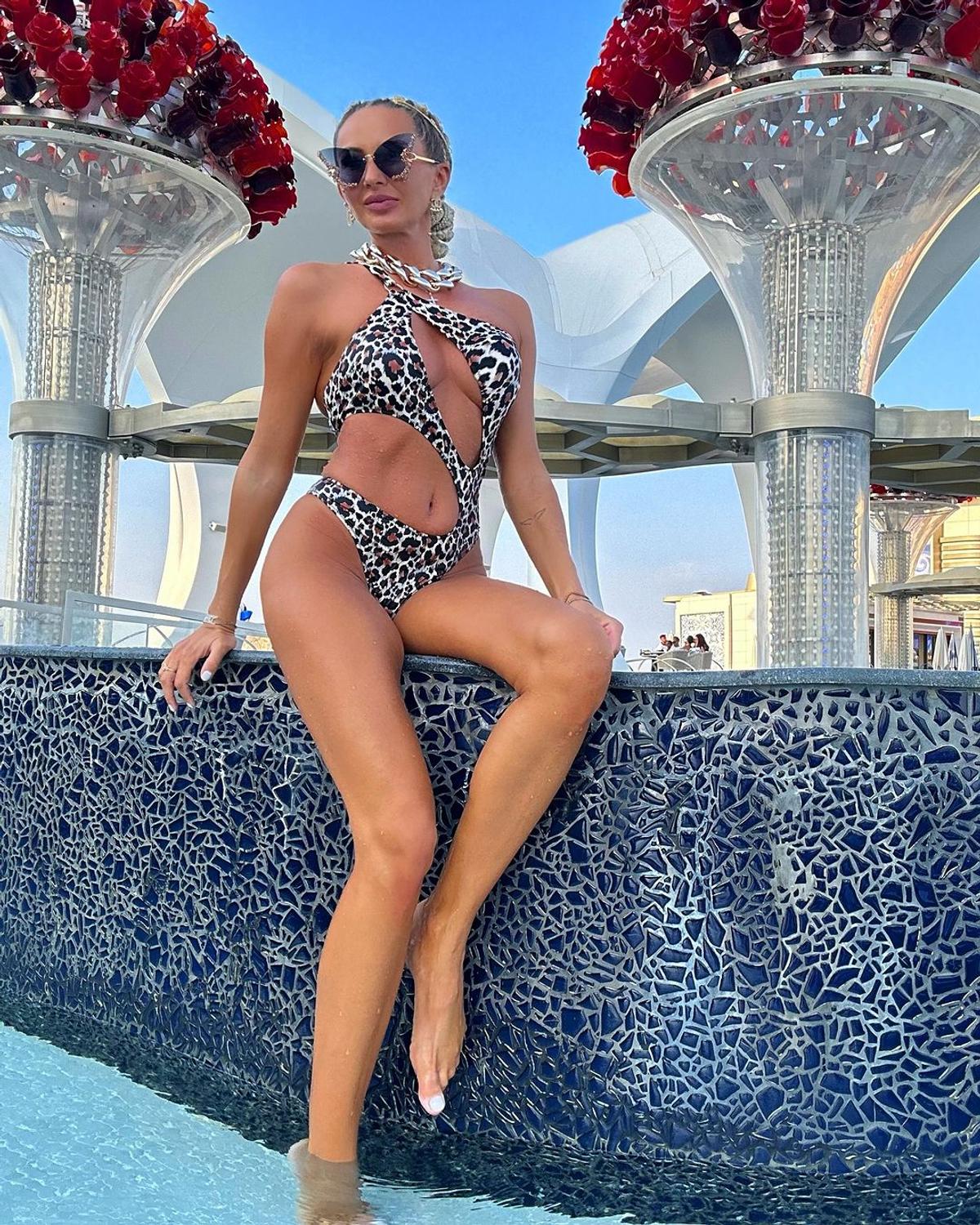 Soția unui component al Generației de Aur face furori în costum de baie » Cum a apărut la o piscină din Dubai