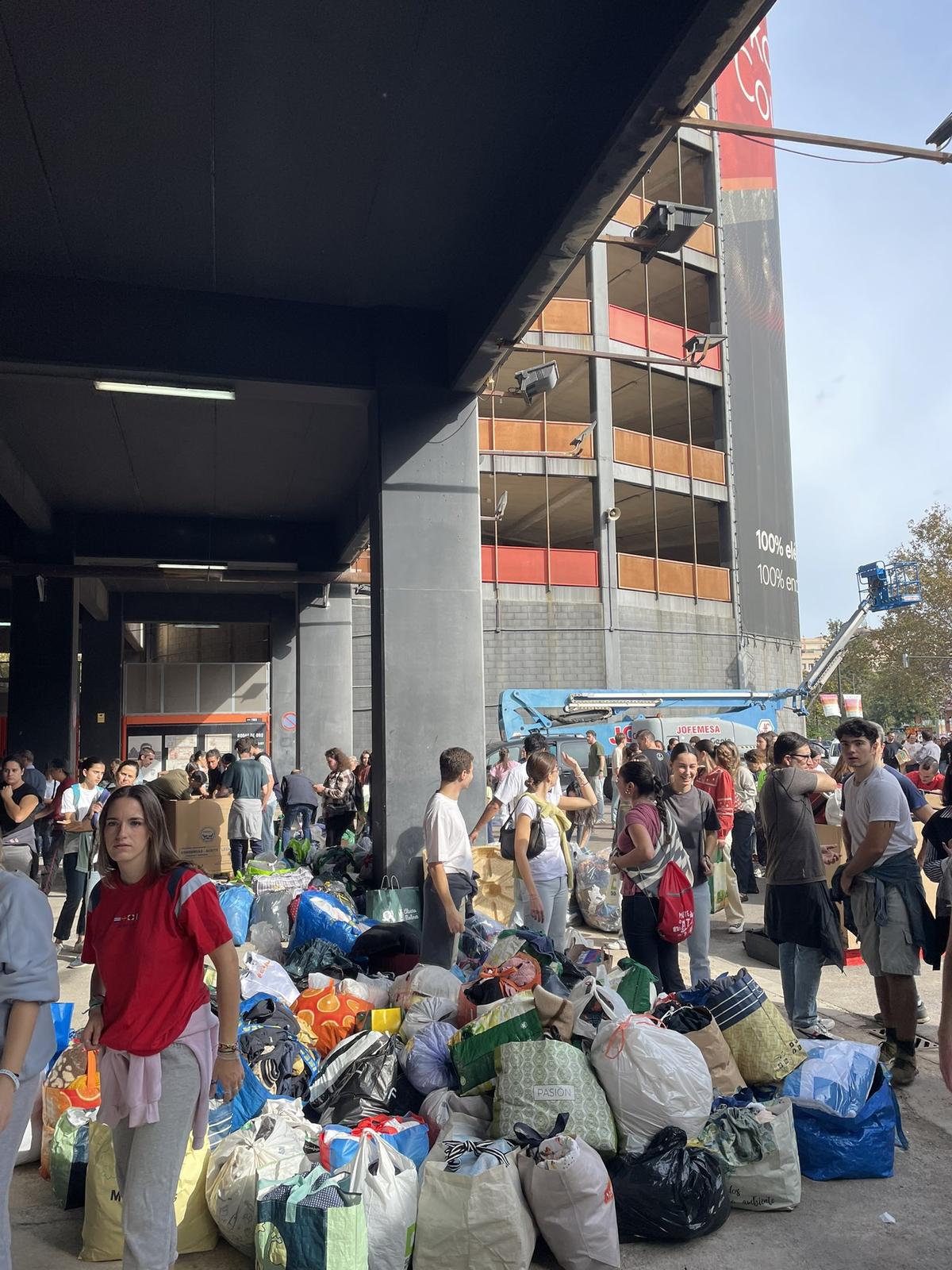 Sute de oameni s-au strâns la stadionul Mestalla din Valencia pentru a ajuta victimele DANA