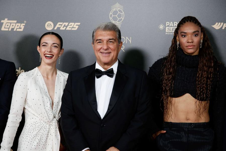Președintele Joan Laporta, între Aitana Bonmati și Salma Paralluelo, campioanele Barcelonei, la festivitatea pentru decernarea „Balonului de Aur” / Foto: Imago ¡Gracias, Madrid. Y nada más!