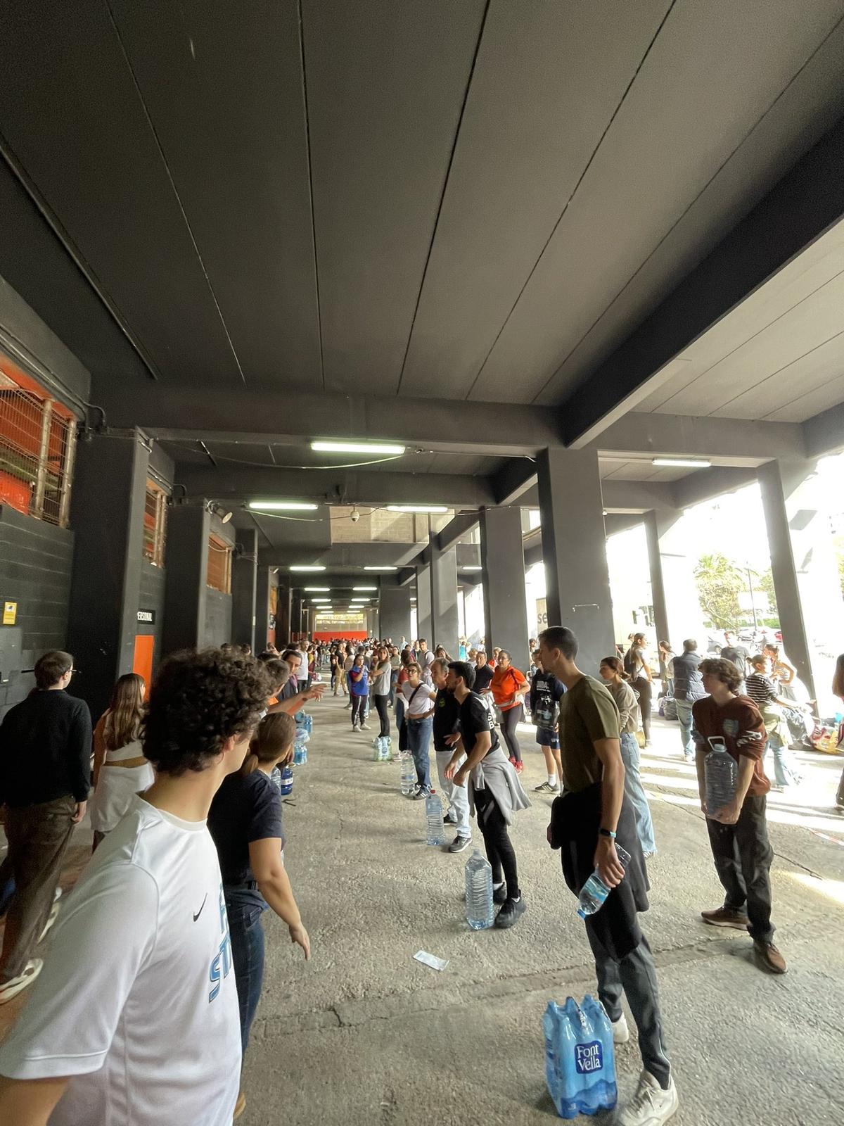 Sute de oameni s-au strâns la stadionul Mestalla din Valencia pentru a ajuta victimele DANA
