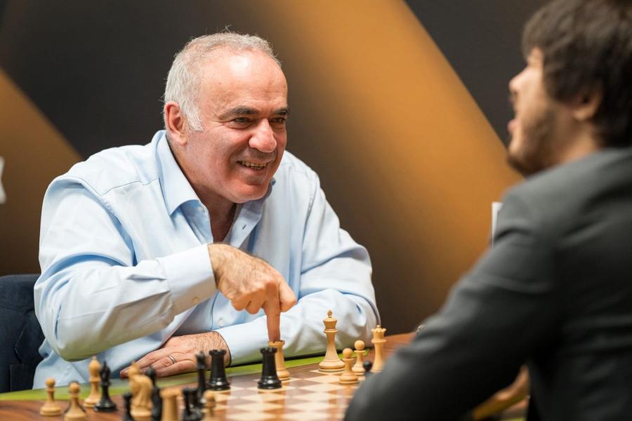 Garry Kasparov, în duel cu Hikaru Nakamura / Foto: Kasparov Chess Foundation Garry Kasparov, mesaj NEMAIÎNTÂLNIT pentru România: „Sunt rus și este apelul meu către români! Vă îndemn să votați așa!”