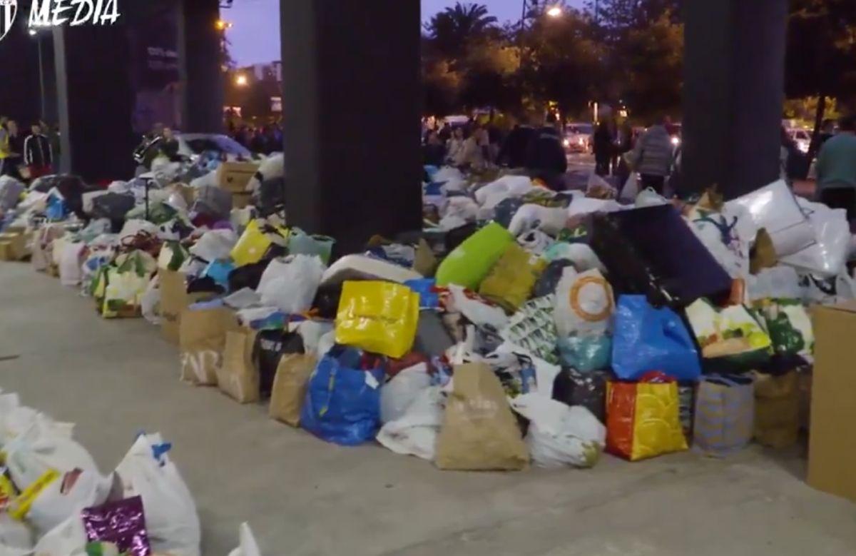 Imagini impresionante! Sute de oameni au venit cu donații la stadioanele din Valencia » Ajutor pentru cei afectați de DANA