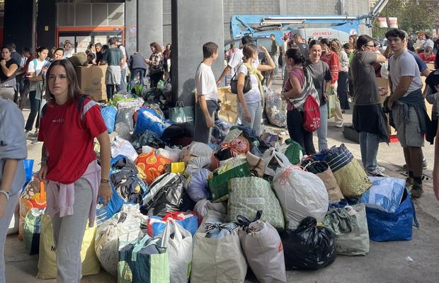 Imagini impresionante! Sute de oameni au venit cu donații la stadioanele din Valencia » Ajutor pentru cei afectați de DANA