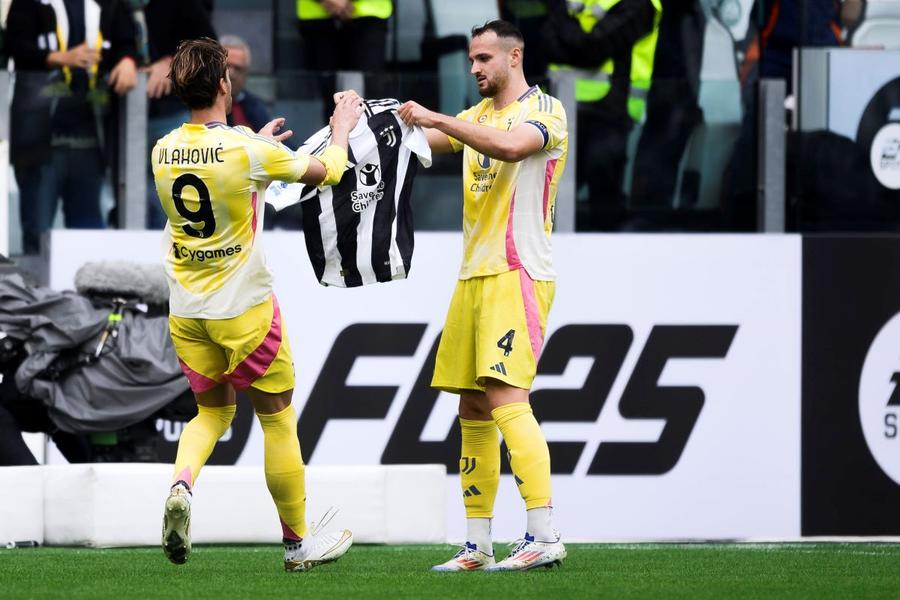 După un gol marcat de Juventus, Dusan Vlahovic și Federico Gatti arată publicului, pe Allianz Arena, tricoul indisponibilului pe termen lung, Bremer / Foto: Imago Gazzetta dello Sport a făcut anunțul despre transferul lui Radu Drăgușin! Ce se întâmplă cu internaționalul român din iarnă: „Începe cu el”
